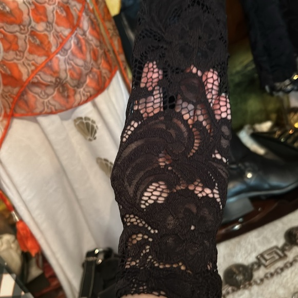 # 69 Gorgeous, black lace top - Picture 3 of 9